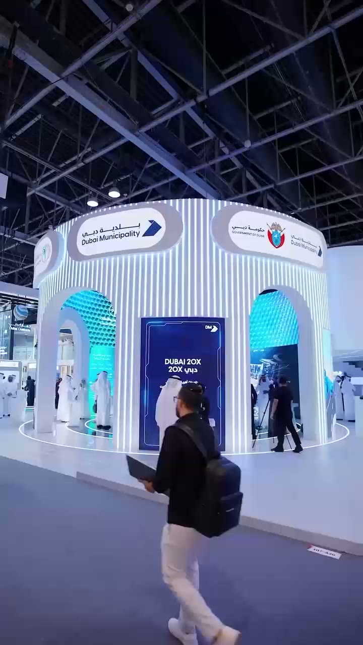 Screen content on an exhibition booth